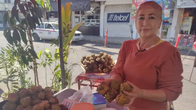 Claudia Loera, vende diversos artículos medicinales, plantas y frutos como Papache en el Mercadito Rafael Buelna.