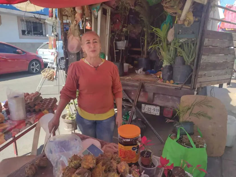 Claudia Loera vende sus productos con mucho amor y dedicación en el Mercadito.