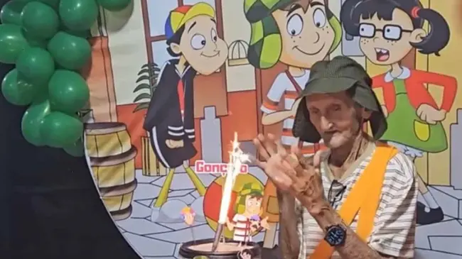El abuelito, originario de Brasil, dejó en claro su pasión por El Chavo del 8. Foto: Captura de video