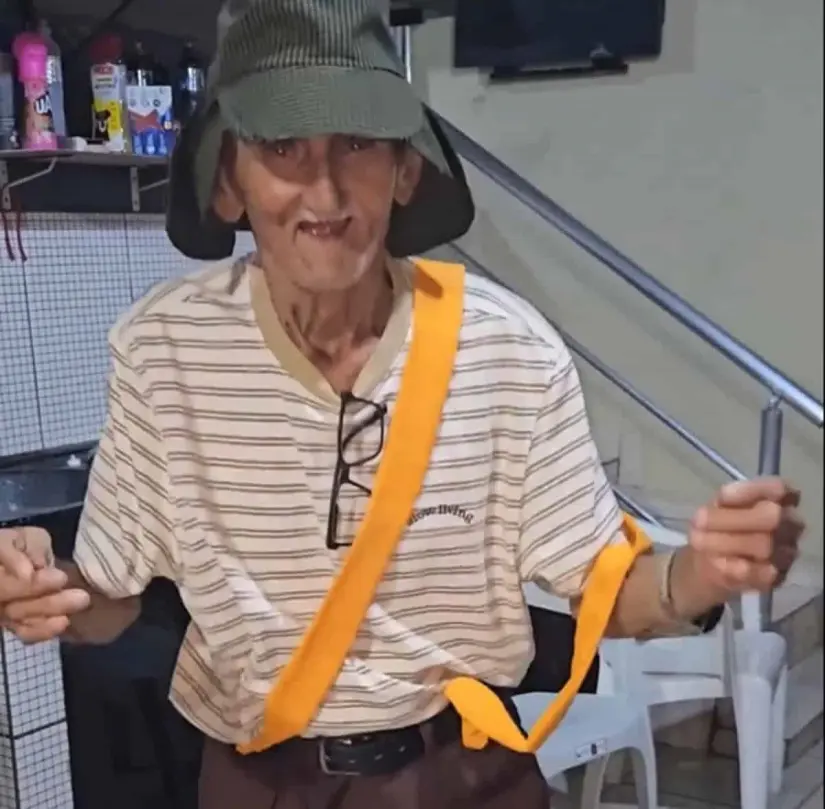 Abuelito de 91 años celebra su cumpleaños con El Chavo del 8