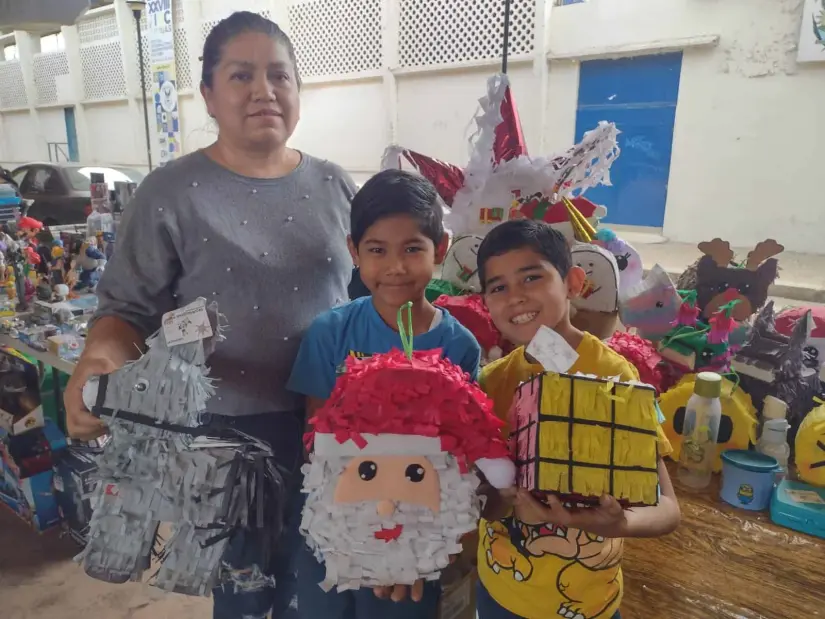 Sus pequeños hijos siempre la acompañan a donde sea que va a vener sus piñatas, siempre que el horario escolar se los permite.