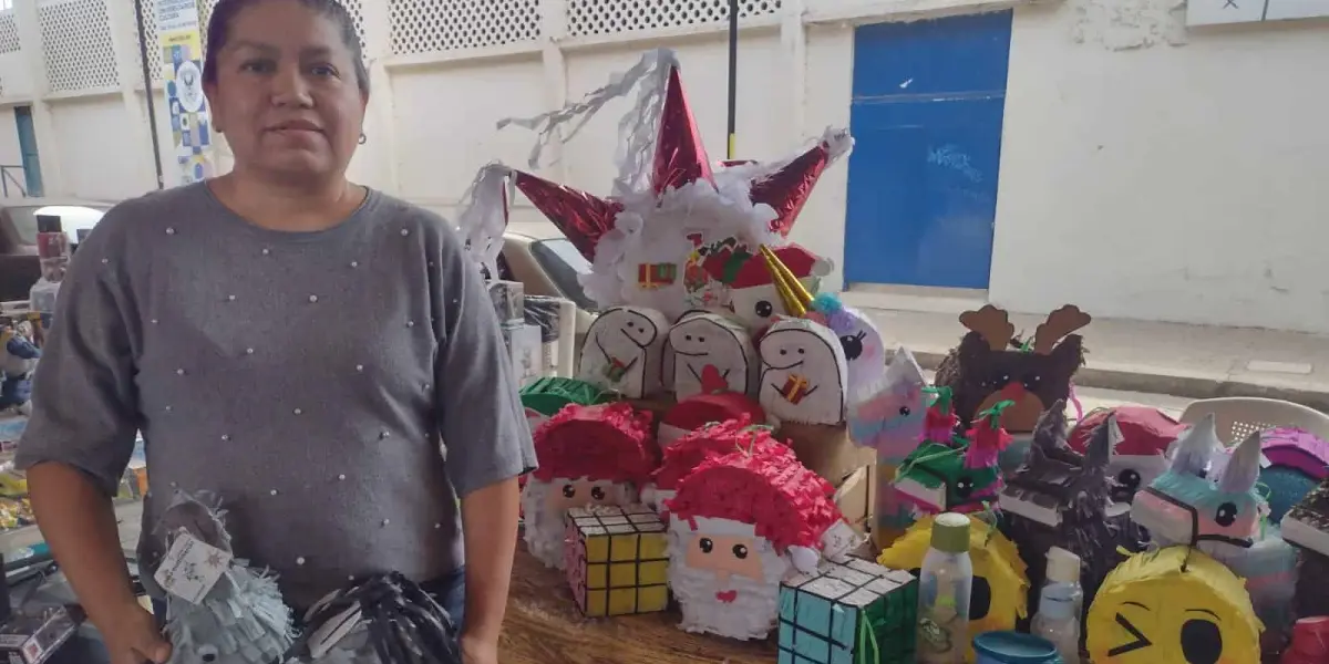 Irma Hernández, vecina de Alturas del Sur, sale de su hogar para vender sus creaciones convertidas en piñatas.