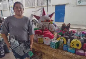 Con mucha imaginación, papel y cartón, Irma Hernández crea piñatas y que se convierten en el sustento familiar