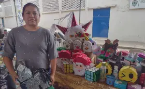 Con mucha imaginación, papel y cartón, Irma Hernández crea piñatas y que se convierten en el sustento familiar