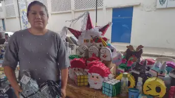 Con mucha imaginación, papel y cartón, Irma Hernández crea piñatas y que se convierten en el sustento familiar