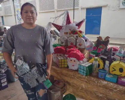 Con mucha imaginación, papel y cartón, Irma Hernández crea piñatas y que se convierten en el sustento familiar