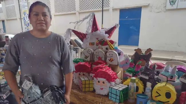 Irma Hernández, vecina de Alturas del Sur, sale de su hogar para vender sus creaciones convertidas en piñatas.