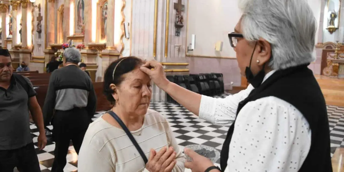 Es tradición acudir a recibir la ceniza en la frente durante el Miércoles de Ceniza. Foto: Tus Buenas Noticias