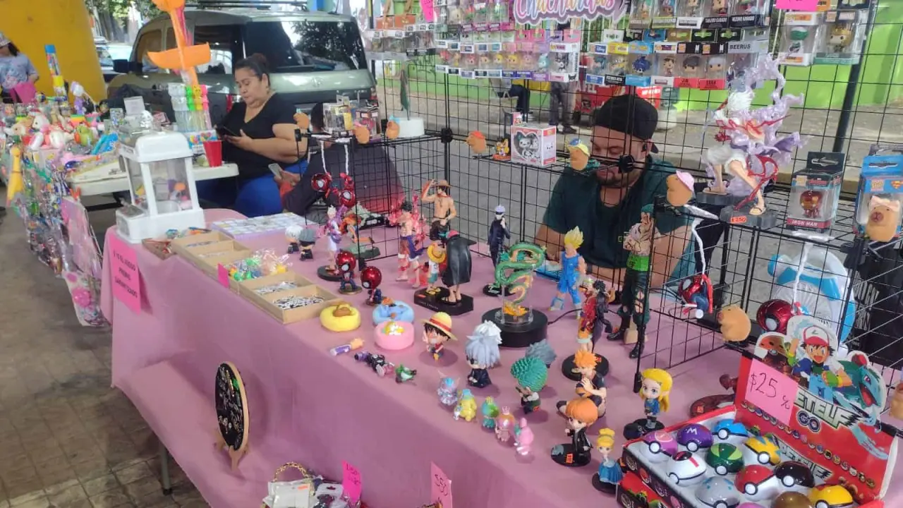 Debajo del Puente Lego se encuentra una gran variedad de figuras coleccionables, muñecos, carritos y todo lo que no encuentras en otro lugar de Culiacán.