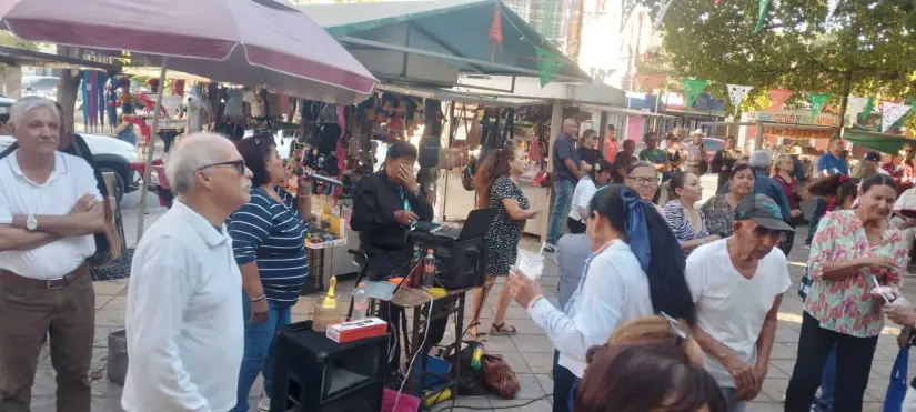 El ambiente lo ponen los bailadores que llegan con el mejor de los ánimos.