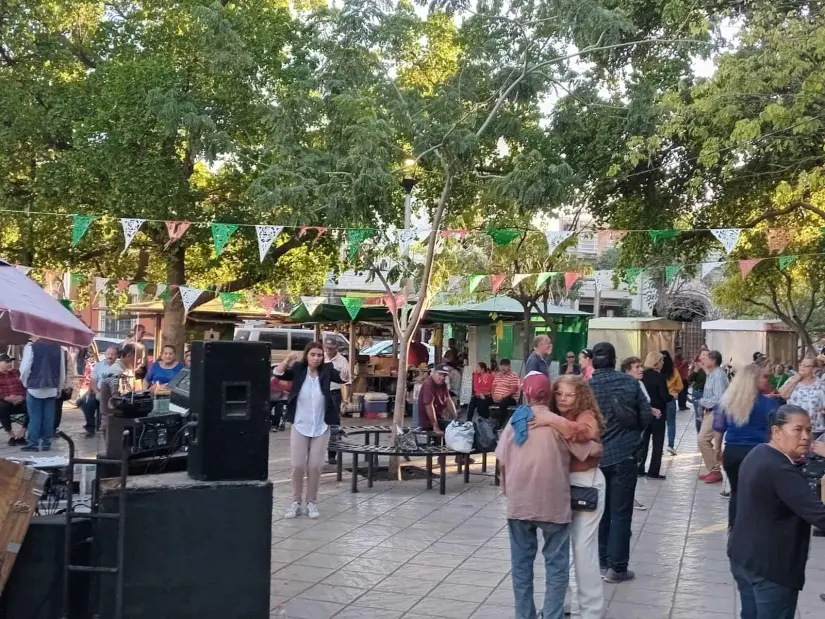 Los bailadores dan muestra de su talento con los pasos.