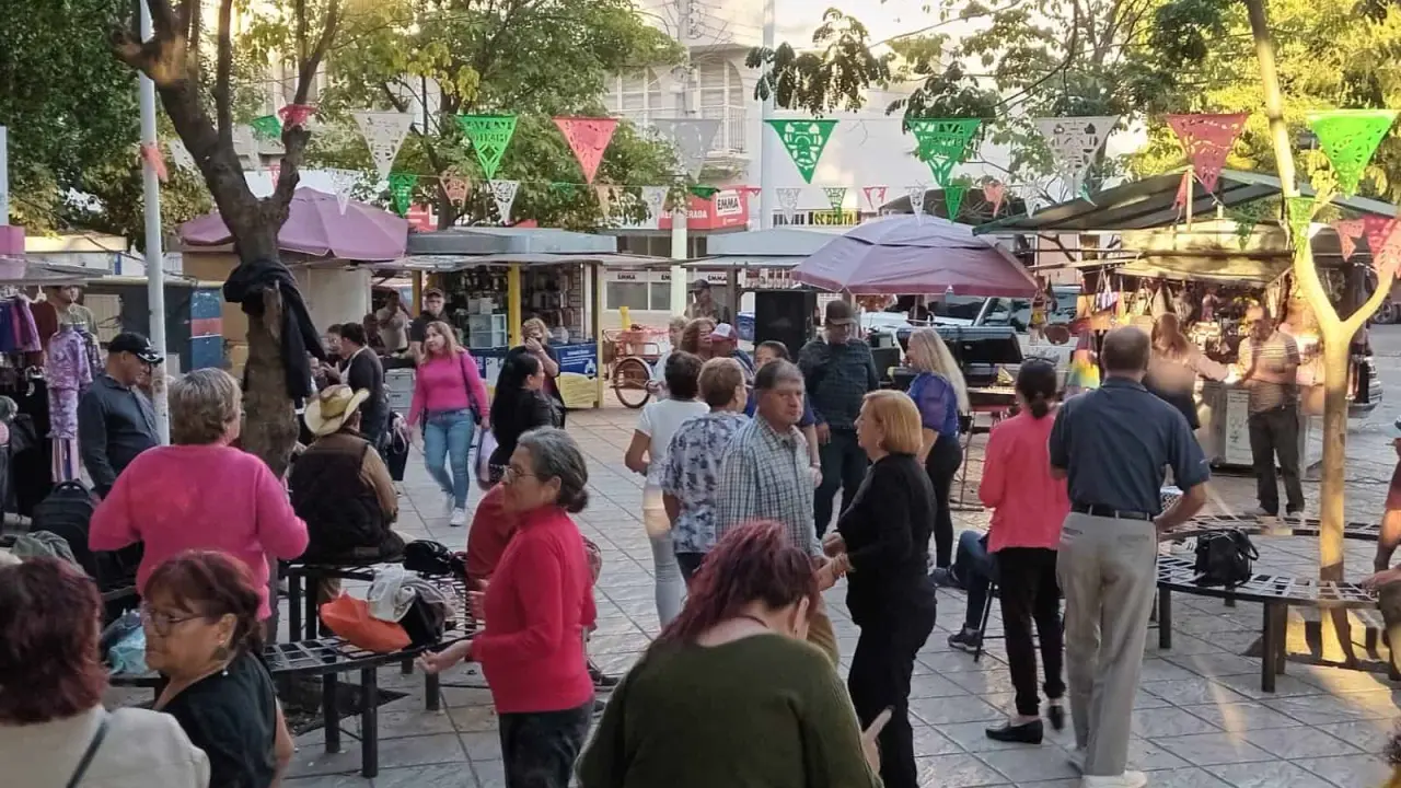 Cada semana se vive un ambiente festivo en la Plazuela Álvaro Obregón, en pleno Centro de Cuilacán.