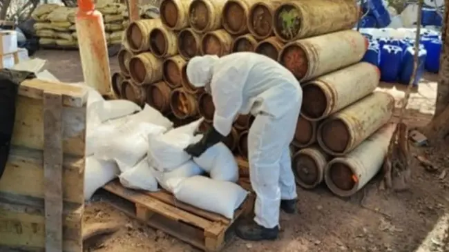 Fuerzas de seguridad aseguran laboratorios clandestinos en Sinaloa: 20 ubicaciones desactivadas y químicos confiscados.