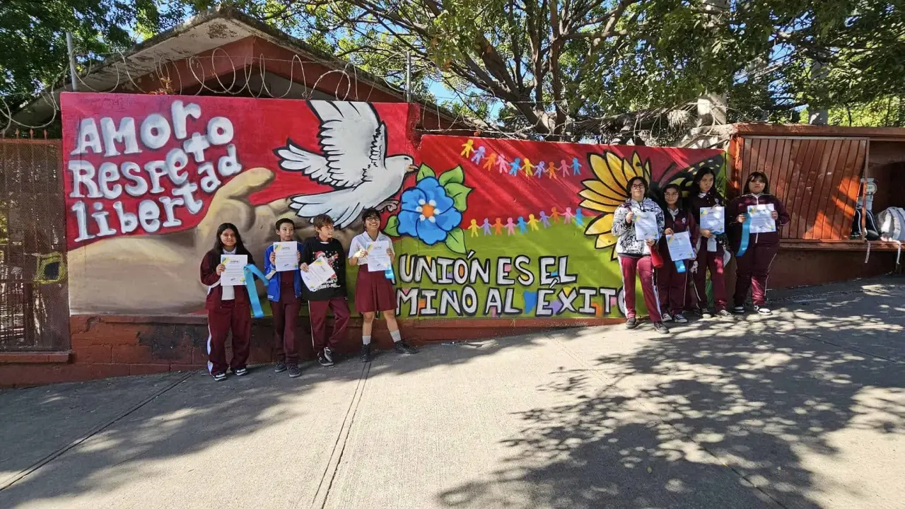 Estudiantes de la Secundaria Técnica No. 80 pintan un mural que promueve la paz.
