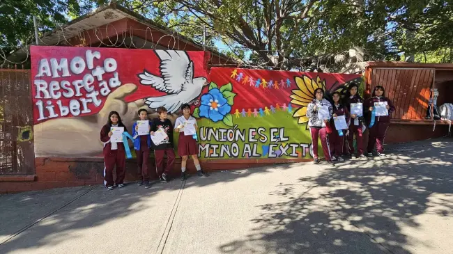 Estudiantes de la Secundaria Técnica No. 80 pintan un mural que promueve la paz.