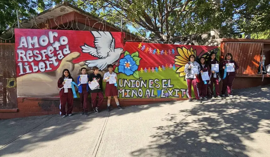 Estudiantes de la Secundaria Técnica No. 80 pintan un mural que promueve la paz.