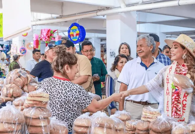 La gobernadora de Guerrero realizando un recorrido por el nuevo Mercado Municipal Arcelia. Foto: Gobierno de Guerrero