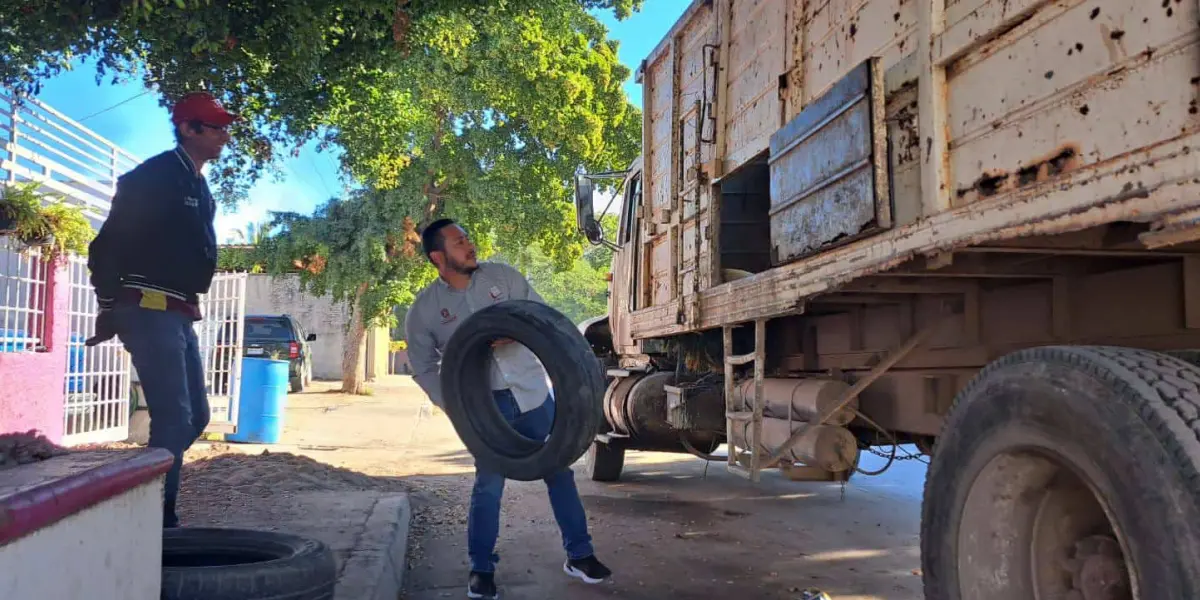 Recolección de desechos en la colonia 21 de Marzo: acción clave para reducir criaderos de mosquitos en Culiacán.