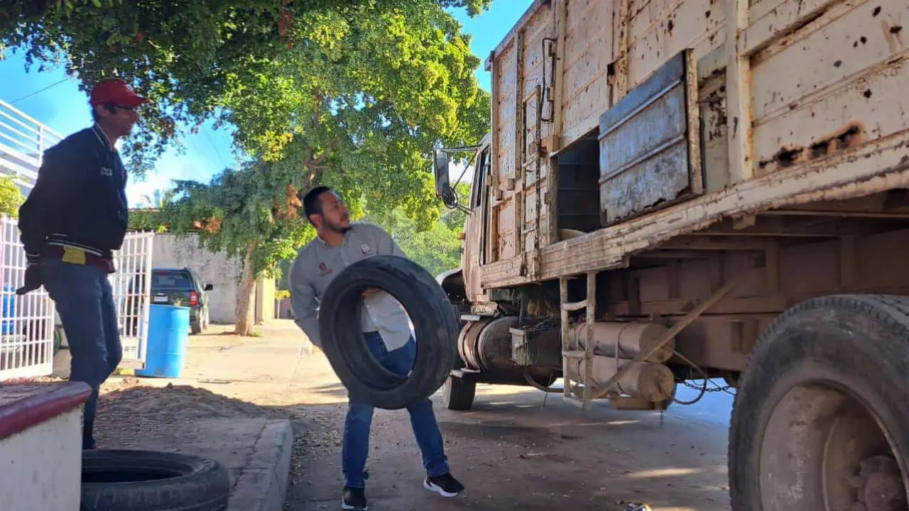 Recolección de desechos en la colonia 21 de Marzo: acción clave para reducir criaderos de mosquitos en Culiacán.