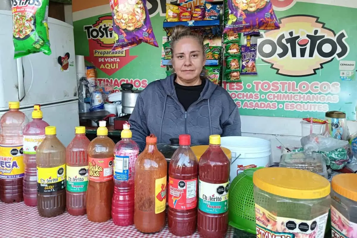 Evelia Verdugo, ‘La Güera’, inició su negocio hace 20 años, con una mesa en la banqueta.