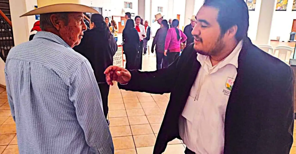 Con una sonrisa y actitud de servicio, Abraham es ejemplo de superación en el Palacio Municipal de Navolato