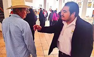 Con una sonrisa y actitud de servicio, Abraham es ejemplo de superación en el Palacio Municipal de Navolato