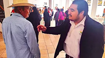 Con una sonrisa y actitud de servicio, Abraham es ejemplo de superación en el Palacio Municipal de Navolato