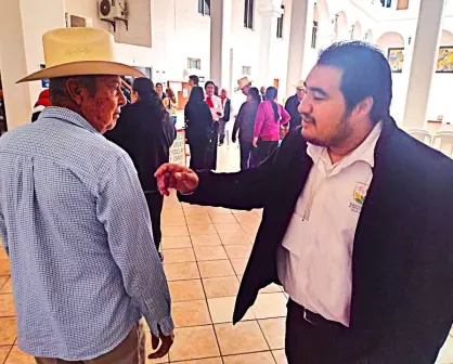 Con una sonrisa y actitud de servicio, Abraham es ejemplo de superación en el Palacio Municipal de Navolato