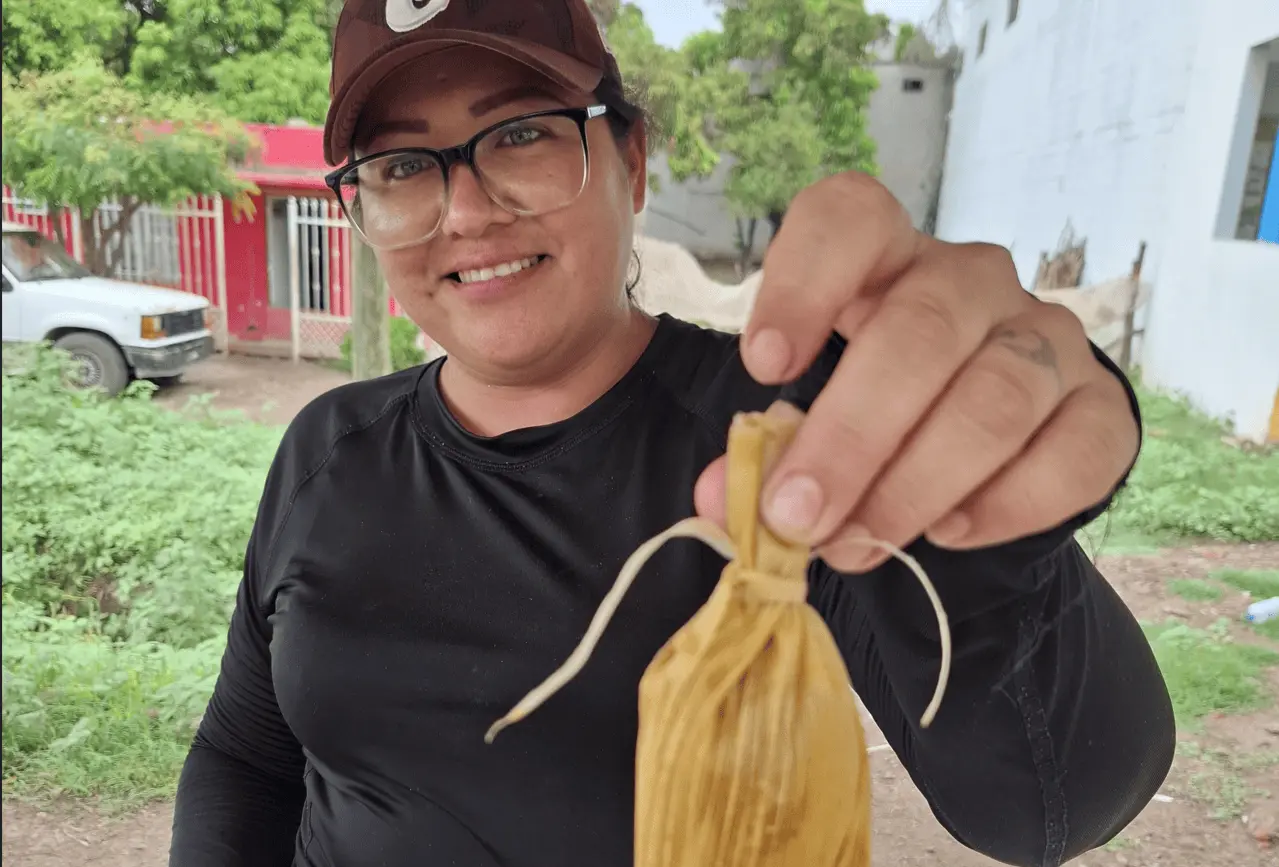 Rosario Luna siempre sale con buen ánimo a vender sus tamales en La Palma.