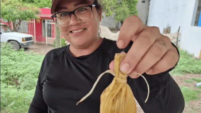 Rosario Luna siempre sale con buen ánimo a vender sus tamales en La Palma.