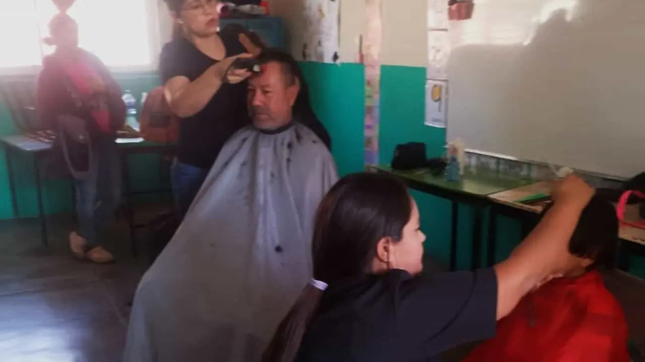 Habitantes de la colonia Renato Vega Amador recibieron atención médica, dental, psicológica y oftalmológica, además de cortes de pelo, en una jornada impulsada por el diputado Jesús Ibarra Ramos.