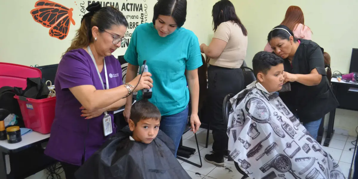 Capacitación en corte y peinado en la colonia 5 de Febrero abre nuevas puertas para las mujeres de diferentes sectores de Culiacán.  Foto: Juan Madrigal