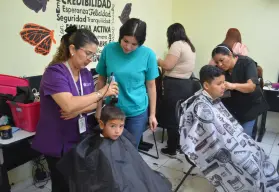 Un grupo de mujeres en la colonia 5 de Febrero en Culiacán se preparan para un futuro próspero a través del corte y peinado