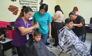 Un grupo de mujeres en la colonia 5 de Febrero en Culiacán se preparan para un futuro próspero a través del corte y peinado