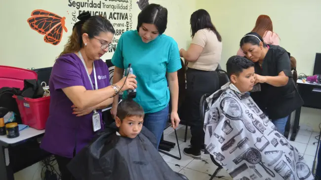 Capacitación en corte y peinado en la colonia 5 de Febrero abre nuevas puertas para las mujeres de diferentes sectores de Culiacán. Foto: Juan Madrigal