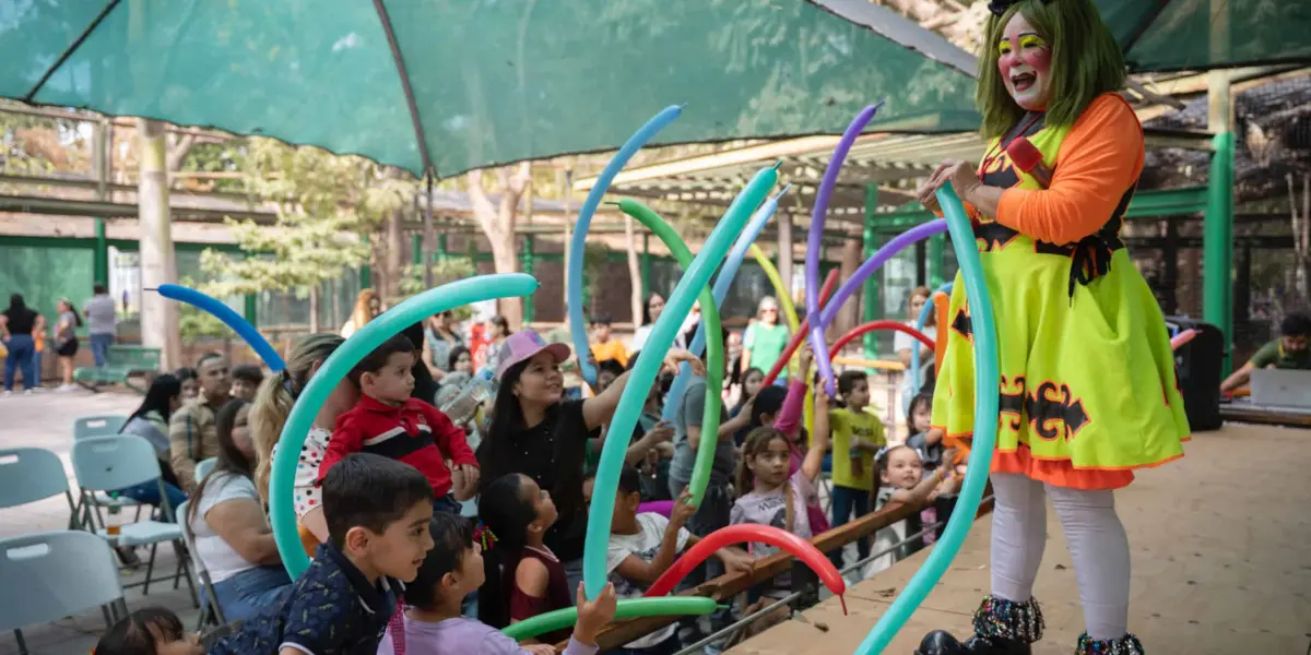 La Payasita Fifi llena de alegría a los asistentes en el Zoológico de Culiacán.