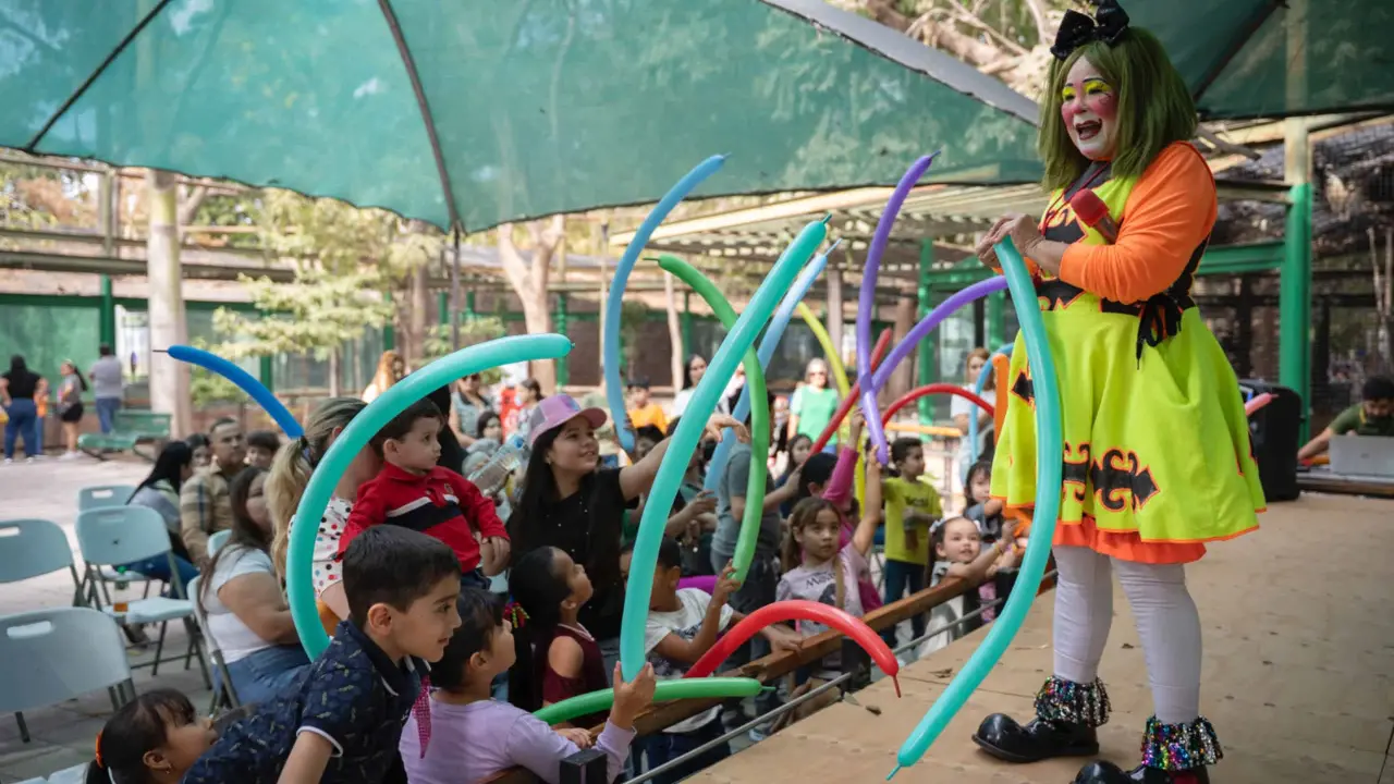 La Payasita Fifi llena de alegría a los asistentes en el Zoológico de Culiacán.