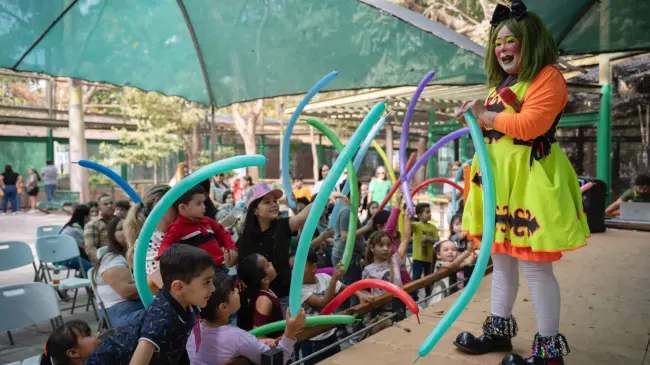 La Payasita Fifi llena de alegría a los asistentes en el Zoológico de Culiacán.