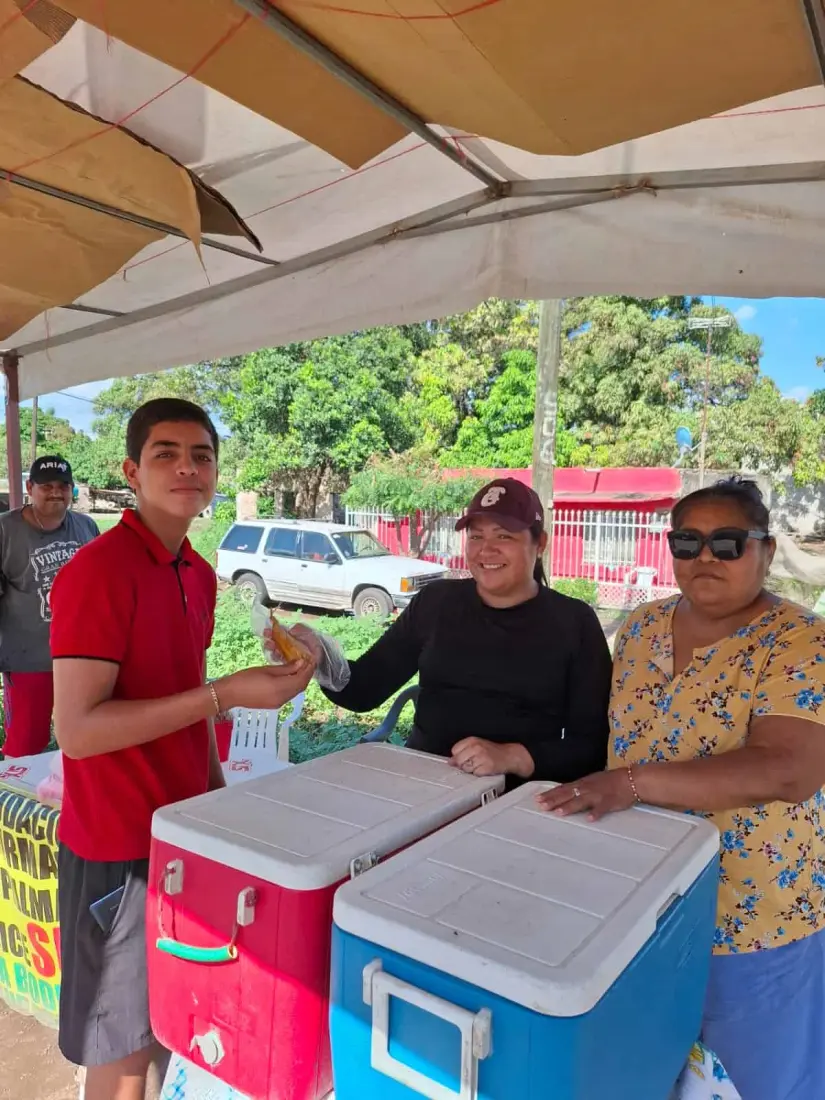 Sus clientes siempe se van contentos con los tamales que Rosario les ofrece.