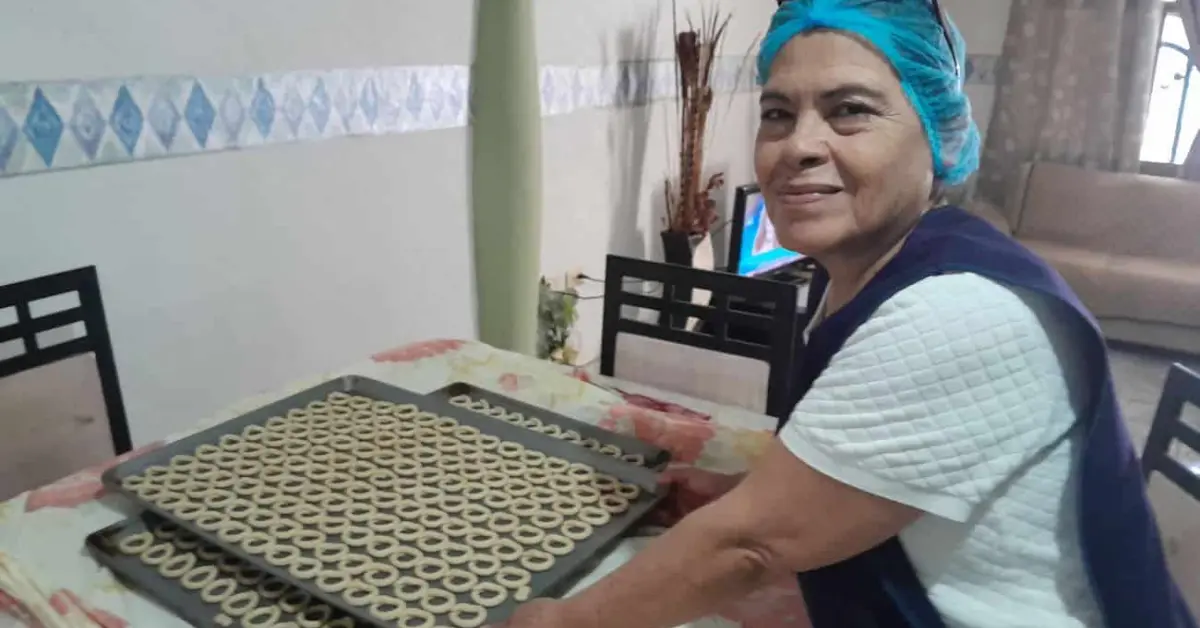 Alba Rosa Olivas cubre de sabor y aroma con el pan de mujer en Villa Juárez