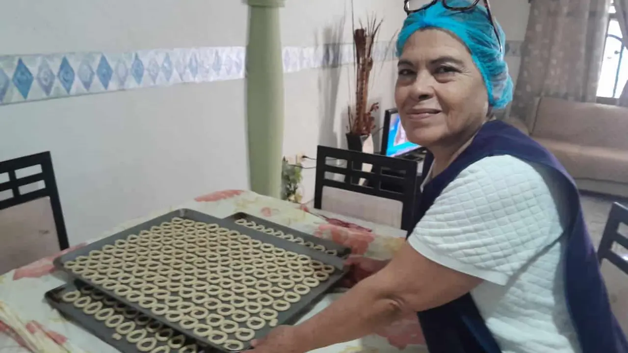 Alba Rosa Olivas deleita con el pan de mujer y coricos en Villa Juárez