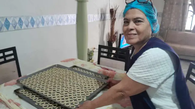 Alba Rosa Olivas deleita con el pan de mujer y coricos en Villa Juárez