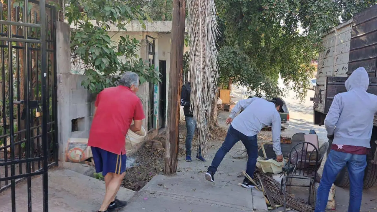 Eliminación de cacharros en la colonia Independencia mejora la salud pública en Culiacán.