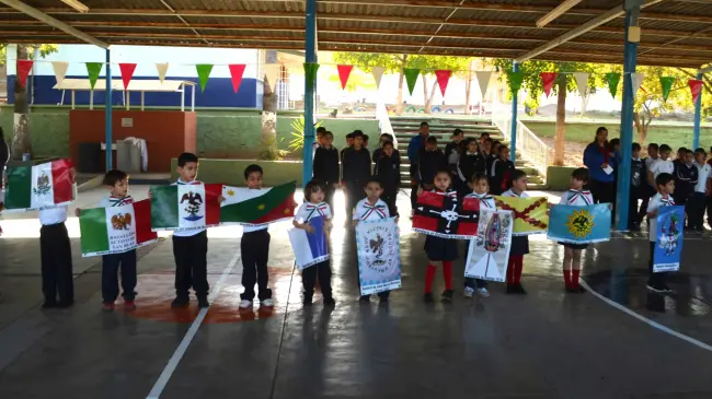 ¡Respeto y amor por la patria! Comunidad escolar de la primaria Ignacio Manuel Altamirano rinde homenaje a la Bandera de México. Foto: Juan Madrigal