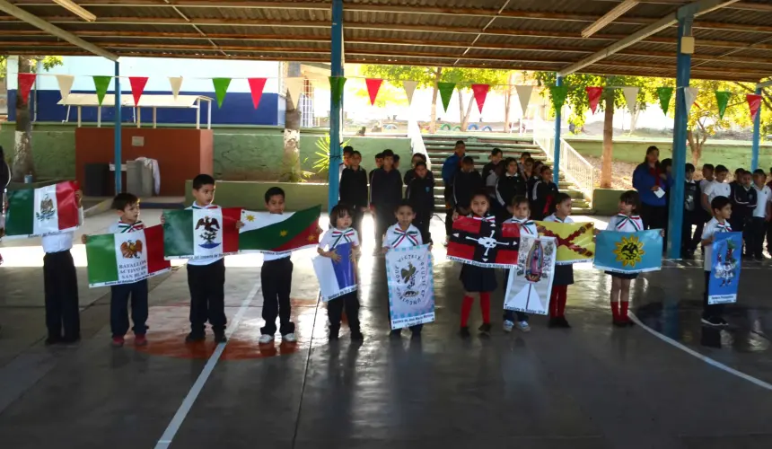 ¡Respeto y amor por la patria! Comunidad escolar de la primaria Ignacio Manuel Altamirano rinde homenaje a la Bandera de México. Foto: Juan Madrigal