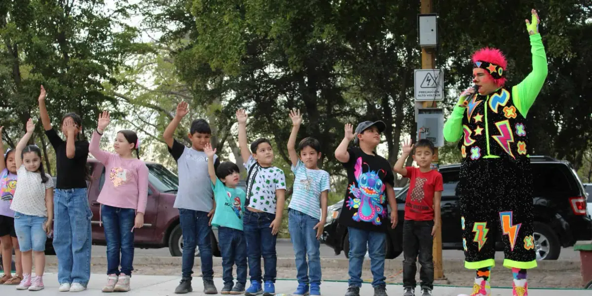 ¡Un domingo lleno de risas! El payasito Tetulín hace disfrutar a los culiacanenses con su espectáculo familiar gratuito en el Parque Culiacán 87. Foto: IMCC