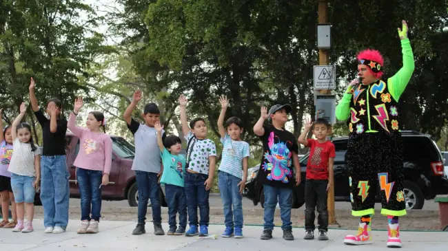 ¡Un domingo lleno de risas! El payasito Tetulín hace disfrutar a los culiacanenses con su espectáculo familiar gratuito en el Parque Culiacán 87. Foto: IMCC
