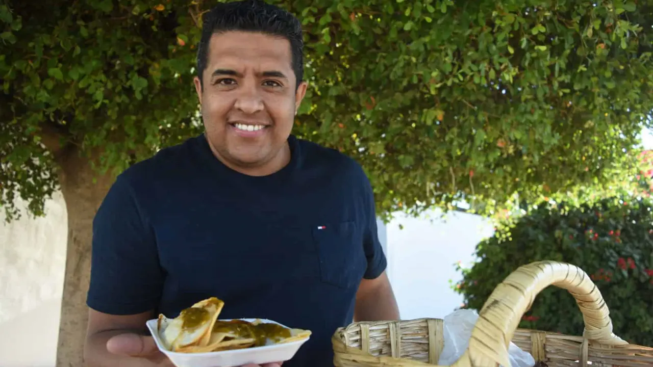 Manuel Alejandro Vázquez de la Cruz cada día sale de su domicilio para vender sus taquitos de canasta en Valle Alto y La Conquista. Fotos: Lino Ceballos.