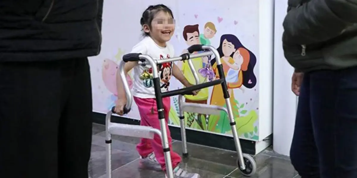 Gracias a la intervención médica en el IMSS, la pequeña celebra ahora el fin de su tratamiento y un nuevo comienzo lleno de esperanza. Foto: IMSS