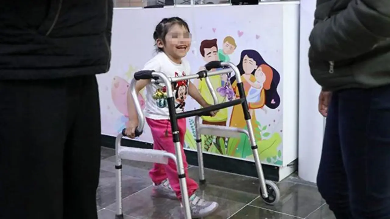Gracias a la intervención médica en el IMSS, la pequeña celebra ahora el fin de su tratamiento y un nuevo comienzo lleno de esperanza. Foto: IMSS